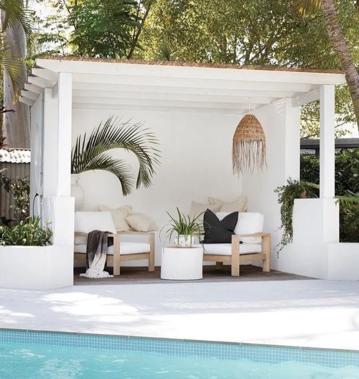 Decoración e indispensables en tu zona de piscina